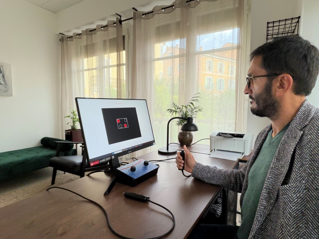 Psychologue réalisant un test psychotechnique pour permis de conduire à Menton